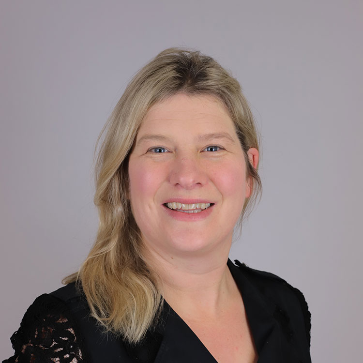 Dr Bev MacKenzie