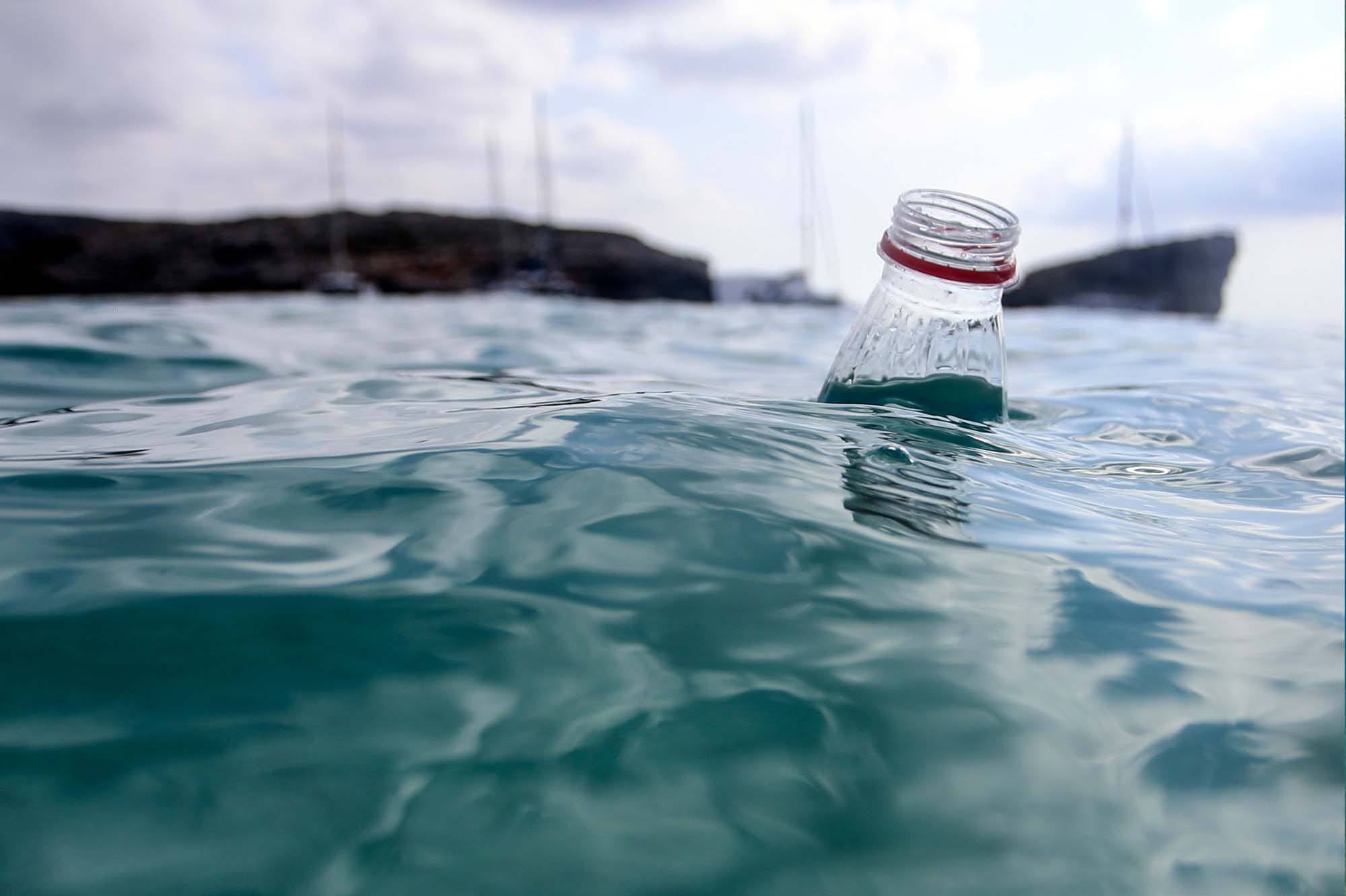 Plastic litter in ocean