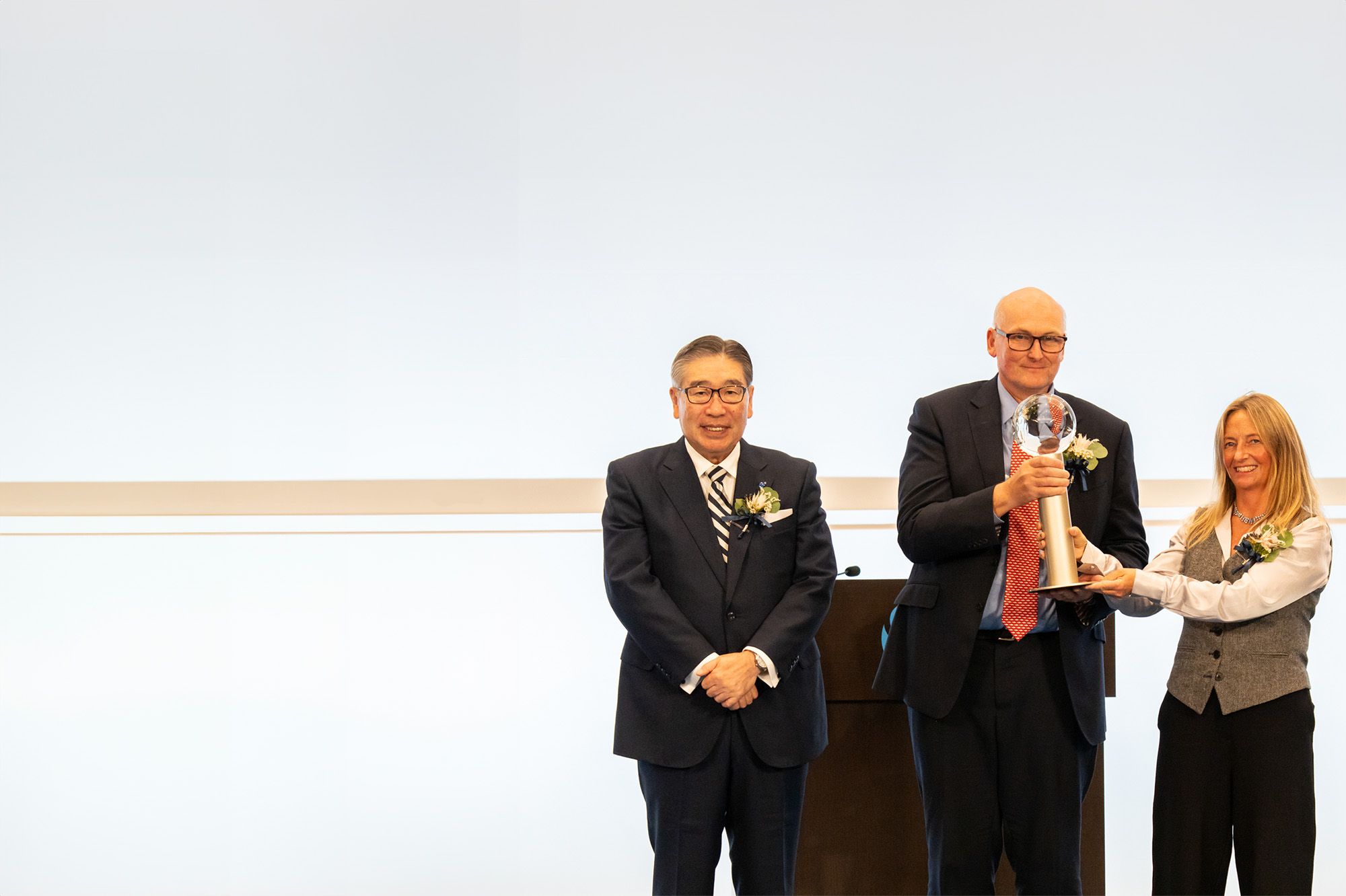 Above: Professor Lindeque receiving the award alongside Professor Richard Thompson of the University of Plymouth.